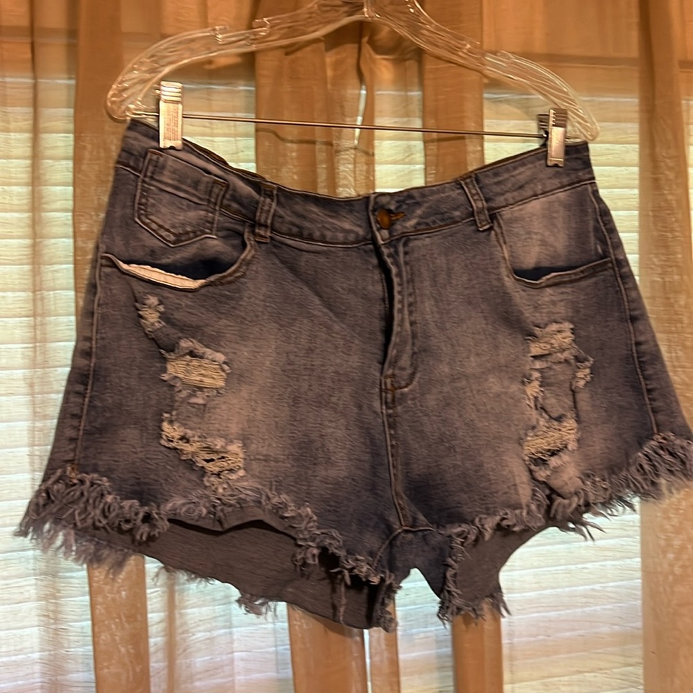 Boyfriend Jean shorts. Mid rise waist and frayed hem.